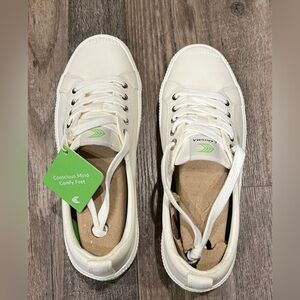 New Cariuma Canvas White Sneakers 8.5 Women's or 7 In Men's